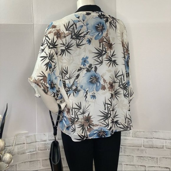 SOLD | NWT Le Chateau White & Blue Floral Kimono - Picture 2 of 12